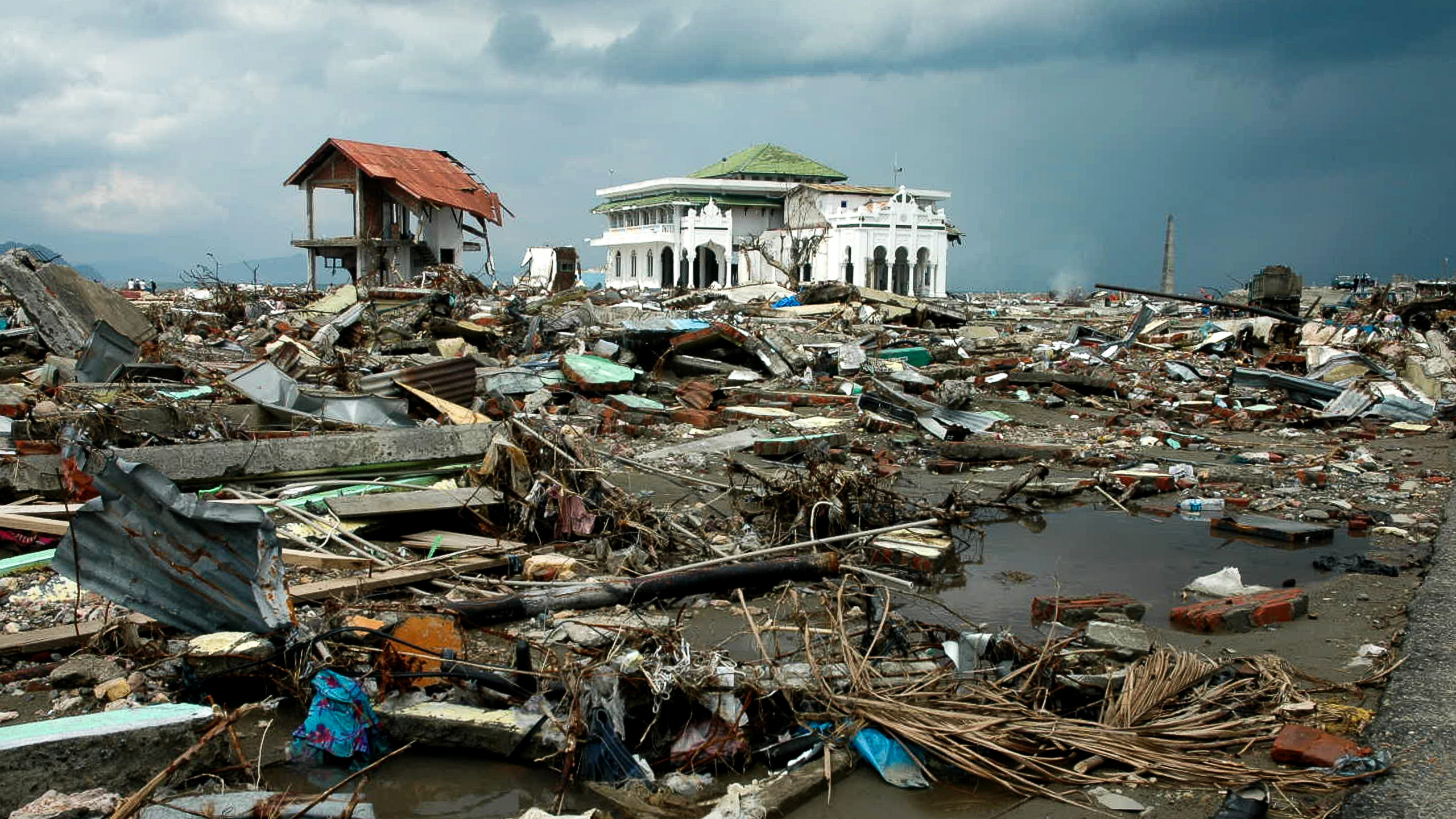 Землетрясение в тайланде новости. Суматра Индонезия 24 декабря 2004 года ЦУНАМИ.